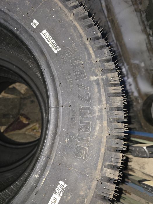 Продам резину на ниву