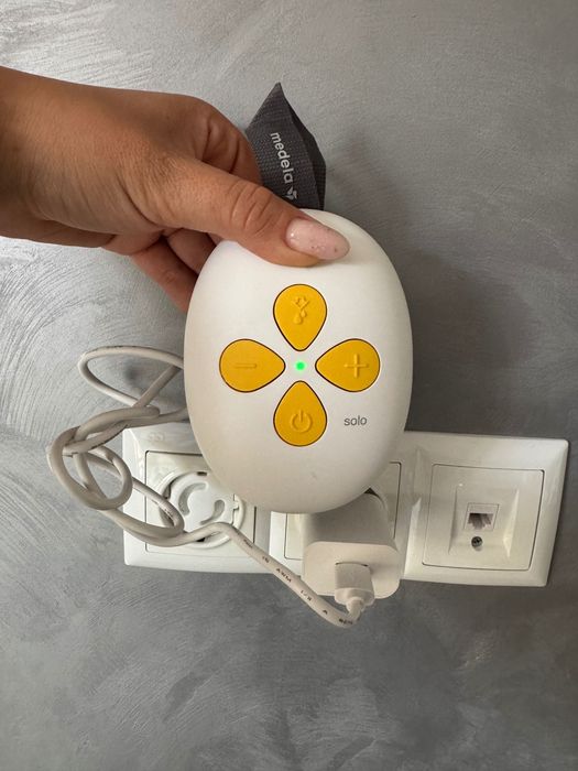 Medela Solo Двуфазна електрическа помпа за кърма+ ПОДАРЪК резервен конектор за помпата