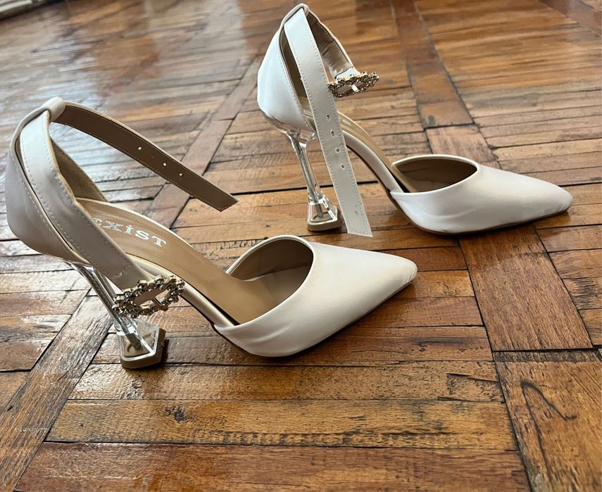 Pantofi cu toc eleganți Exist
