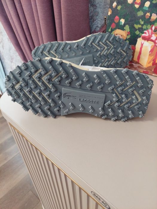 Продам кроссовки  Lacoste.