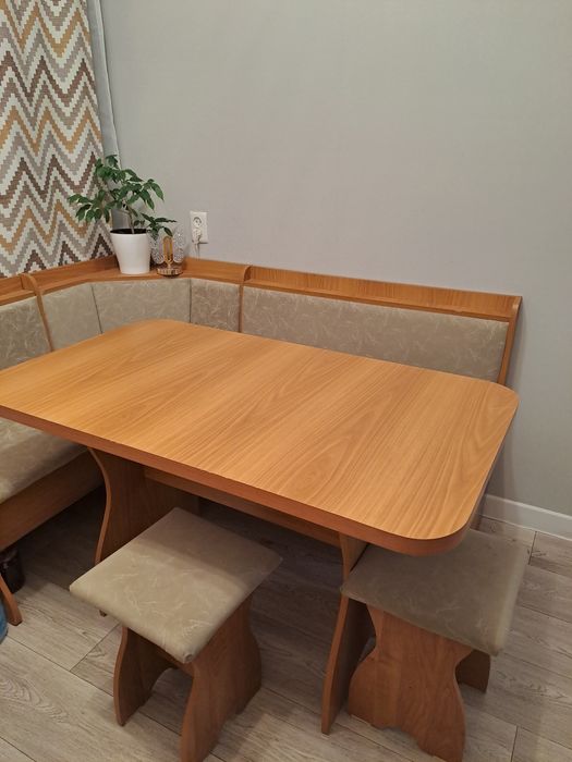 Продам угловой диван на кухню со столом