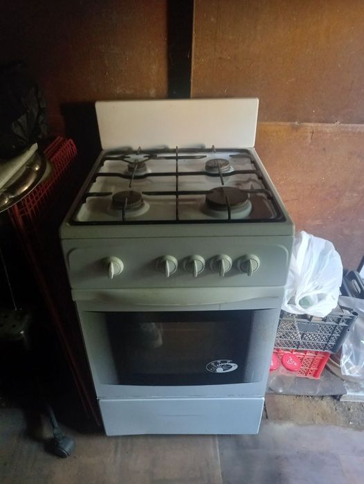 Продам газовую плиту