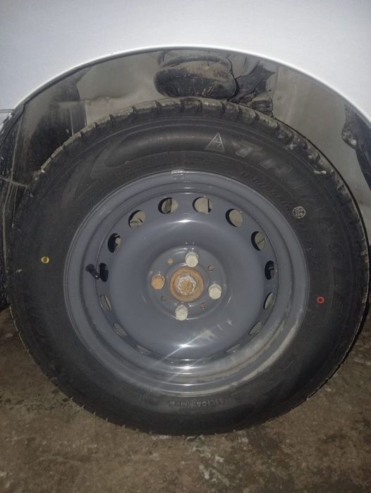 Продам шину с дисками зимний новые