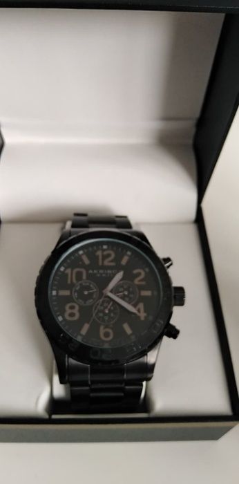 vand Ceas nou bărbătesc produs de calitate la cutie.