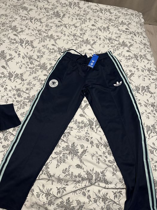 Vand complet adidas marimea M.produsele sunt originale 100% si se pot verifica.