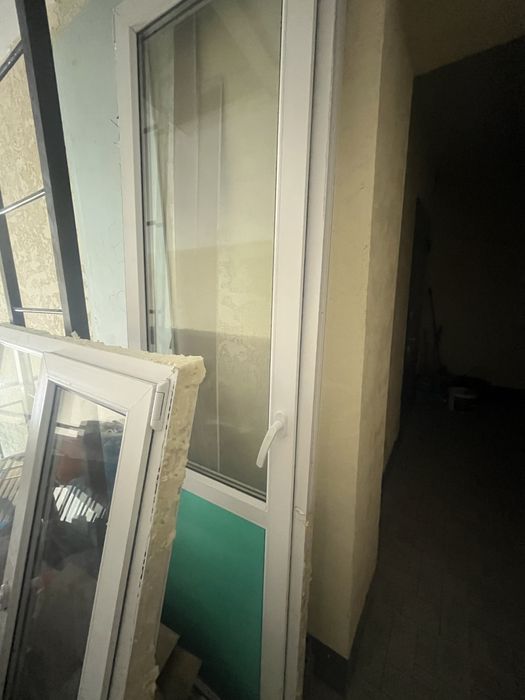 Продам пластиковую дверь