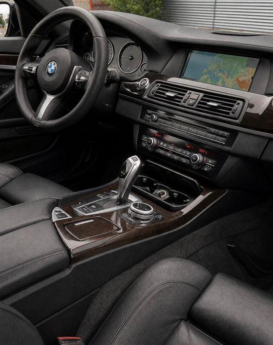 Vand BMW Seria 5 F10 2.0D inmatriculata RO automata M Pachet interior full piele negru impecabila rate leasing finantare urgent tva inclus deductibil