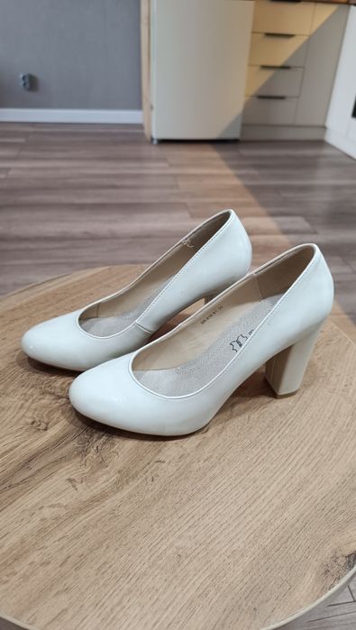 Туфли бежевые на каблуке 38 р.