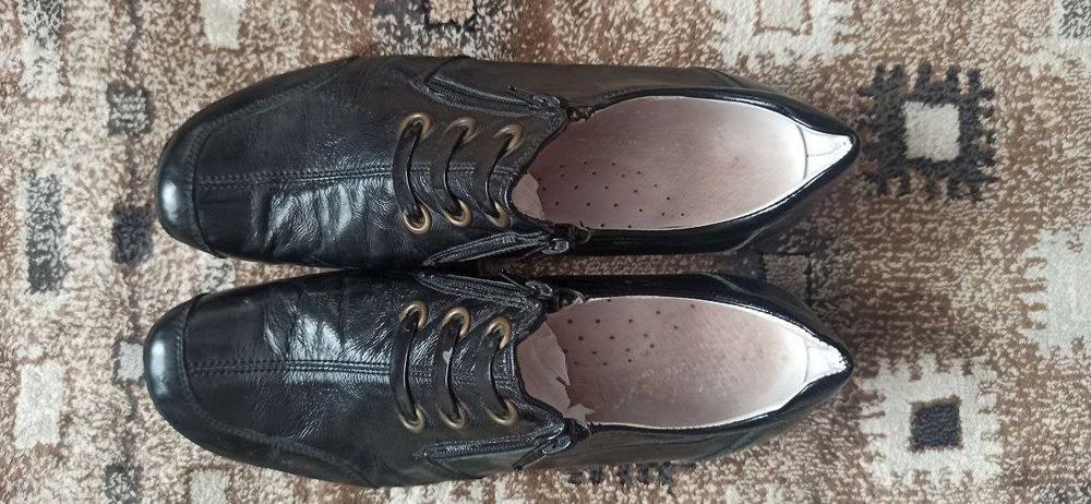 Продам туфли-ботиночки для девочки