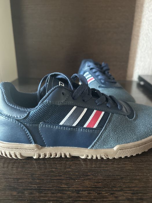 Продам обувь тенниски для мальчика