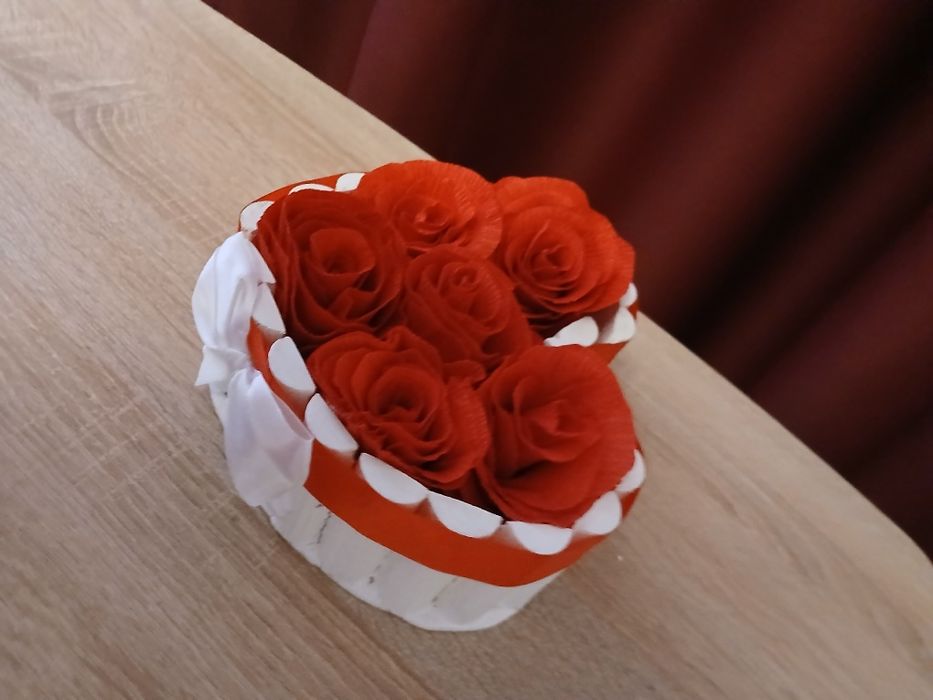 Flori handmade din hârtie creponata