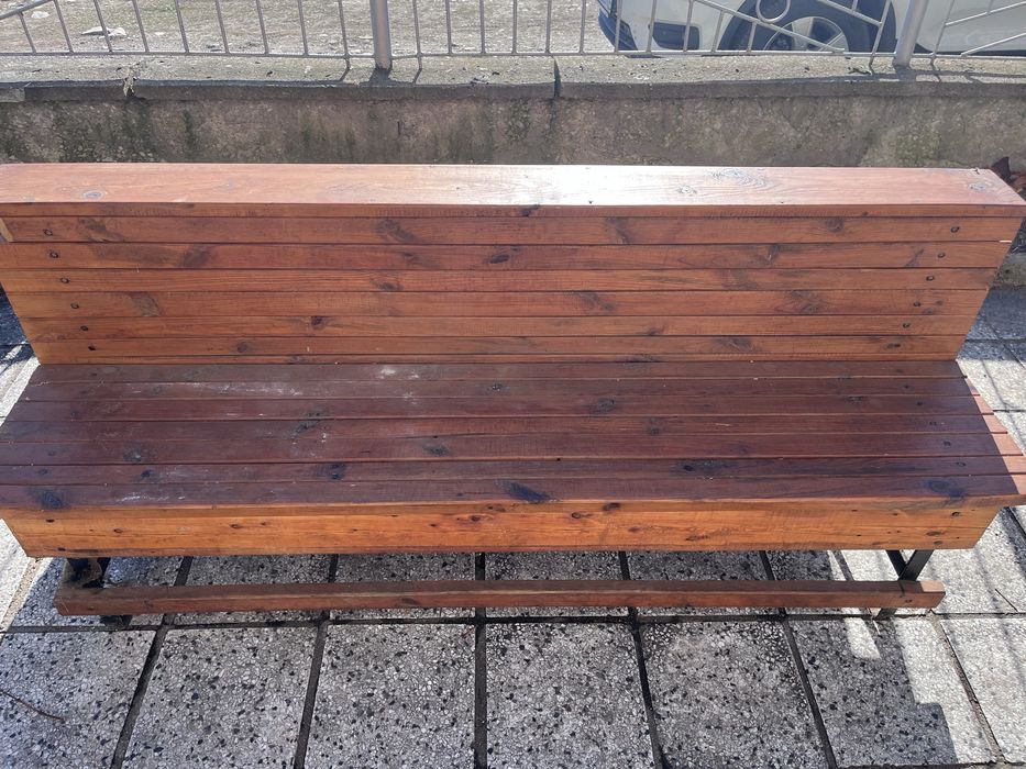 Мебели- маса и пейка