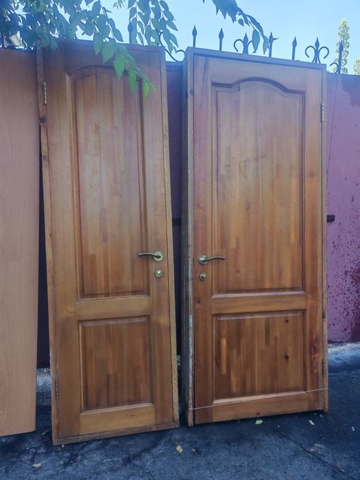Продам двери из массива дерева