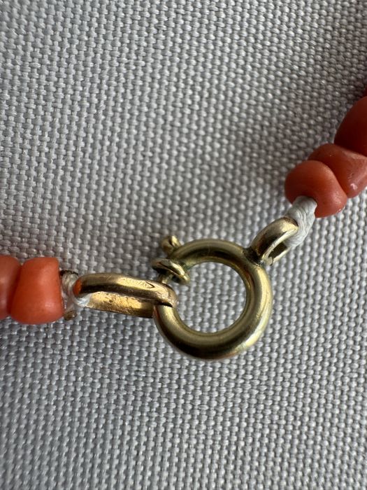 Colier lucrat manual din coral, perle si aur 9 k