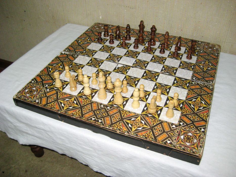 Шахмат необычный фигуры из дерево доска из мдф состоянии нормальный!