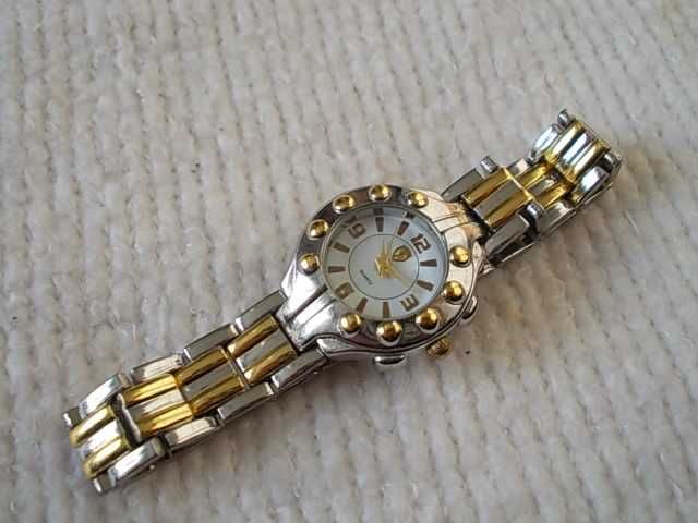 Красив дамски часовник Peugeot