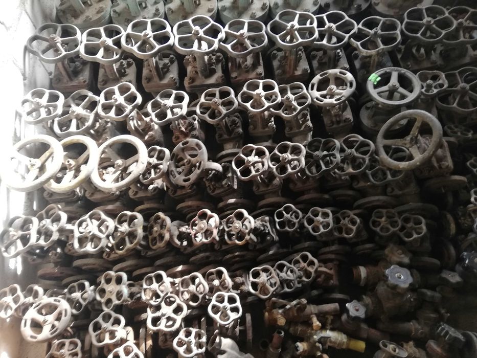 Продавам чугунени спирателни кранове от Ф20 до Ф125мм