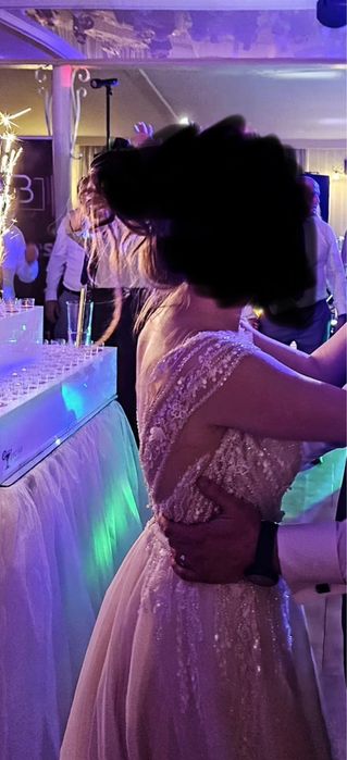 Vand rochie de mireasa.