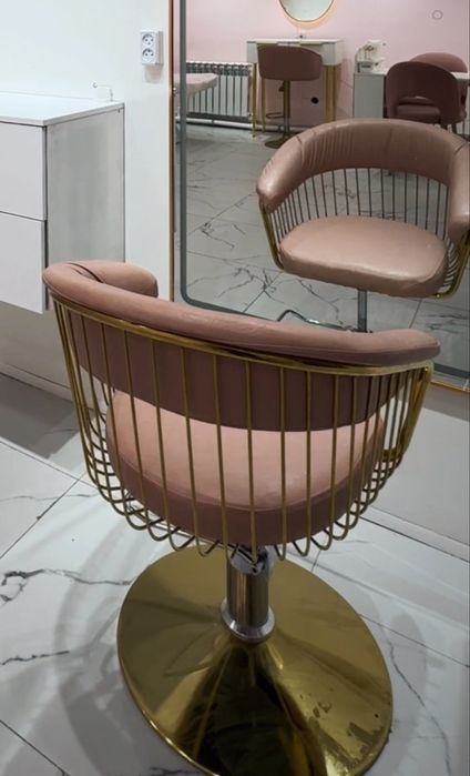 2 стула для парикмахера