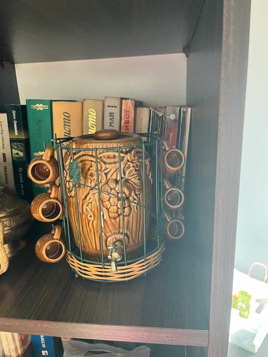 Керамичен декоративен съд с канелка и чашки –винтидж сет за ракия/вино