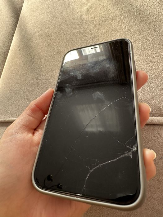 Айфон 11/64 гб .