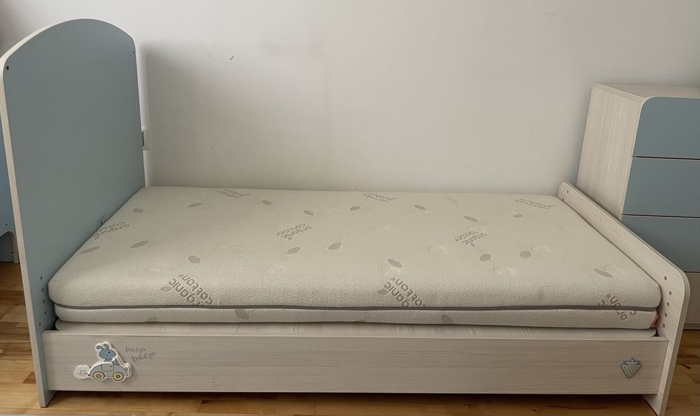 Синьо детско легло Cilek с матрак и шкафчета.