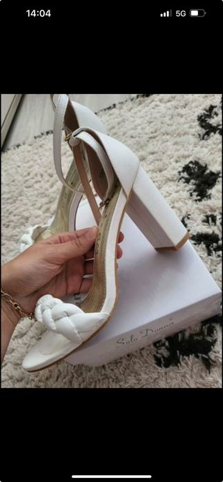 Vând sandale elegante