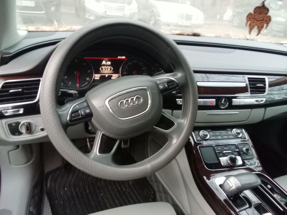 Audi  А8L Лонг 2012 год.