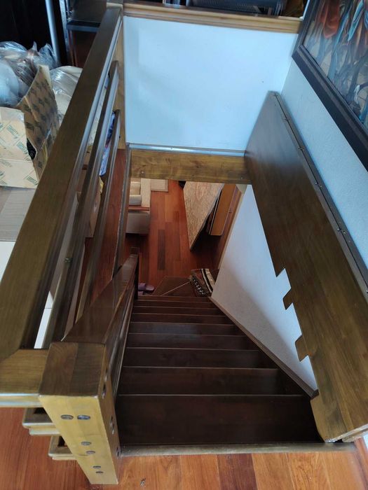 Дървена вътрешна стълба