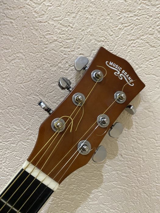Gitara/ chexoli bilan/ holati yangi chexollari bilan 1 mln ga beriladi