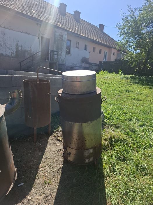 Vând două cazane de țuică unul de cupru ,și unul de inox