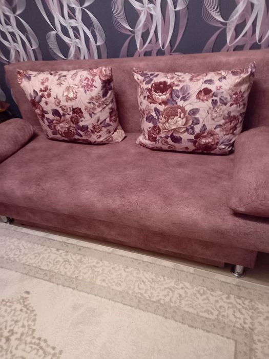 Красивый диван в детскую, гостиную