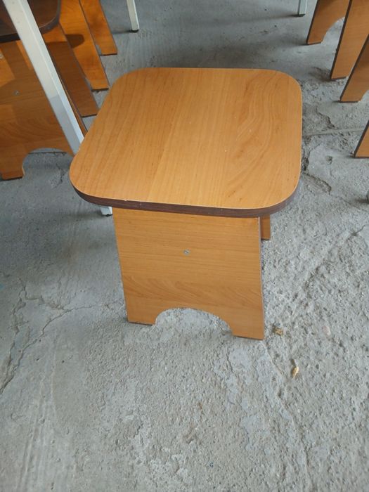 Стол с 6 табуретками