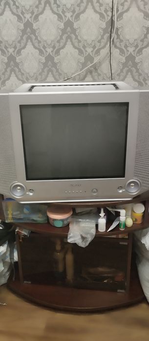 Продам телевизор с тумбочкой