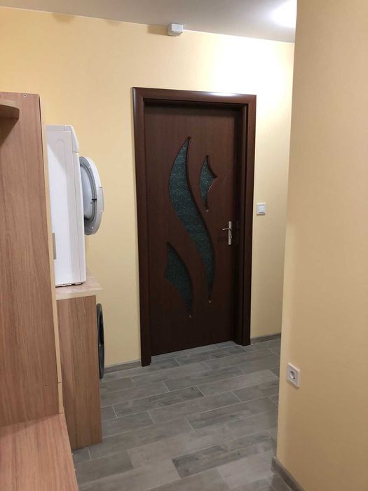 Двустаен, напълно обзаведен, апартамент под наем в центъра на Свиленград, разположен на втория етаж в новопостроена сграда, без асансьор, с паркомясто