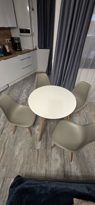 Vând masa cu patru scaune