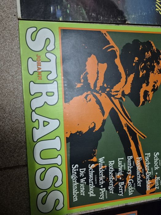 Lot 1000lp Discuri Vinil cu muzică clasică mixta 

Artiști:

- Franz