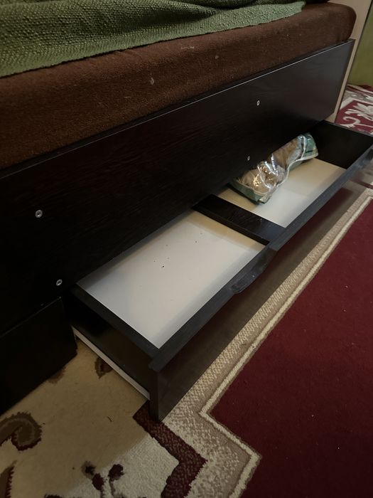 Кровать с полками