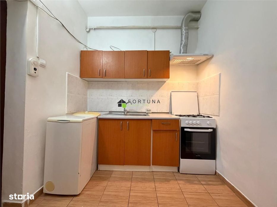 Garsoniera mica, cu baie proprie, de inchiriat, in Astra