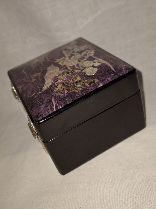 Винтидж лакова кутия за бижута с интарзия от седеф