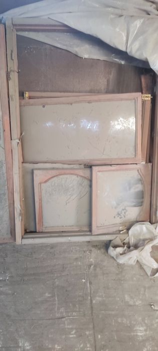 Двери, окна, решетки, кровать