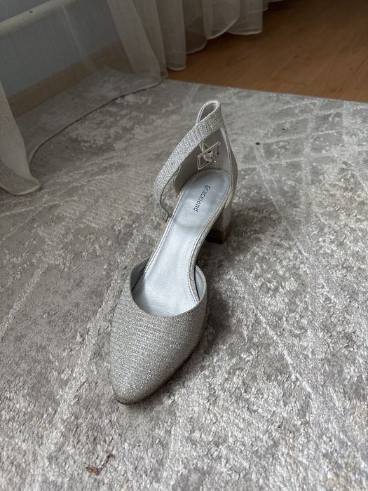 Сиви бляскави обувки с нисък ток