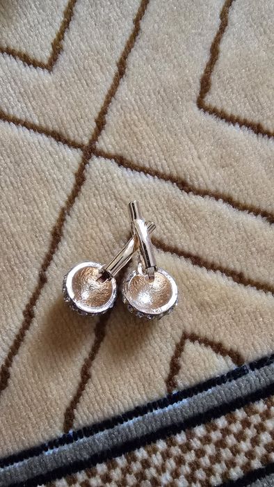 Новые сережки, не чернеют.