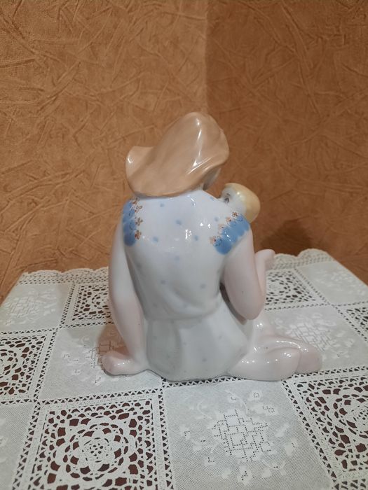 Фарфоровая статуэтка "Материнство" из серии " "Счастливое детство", По
