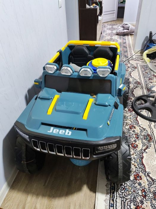 Bolalar mashinasi jeep