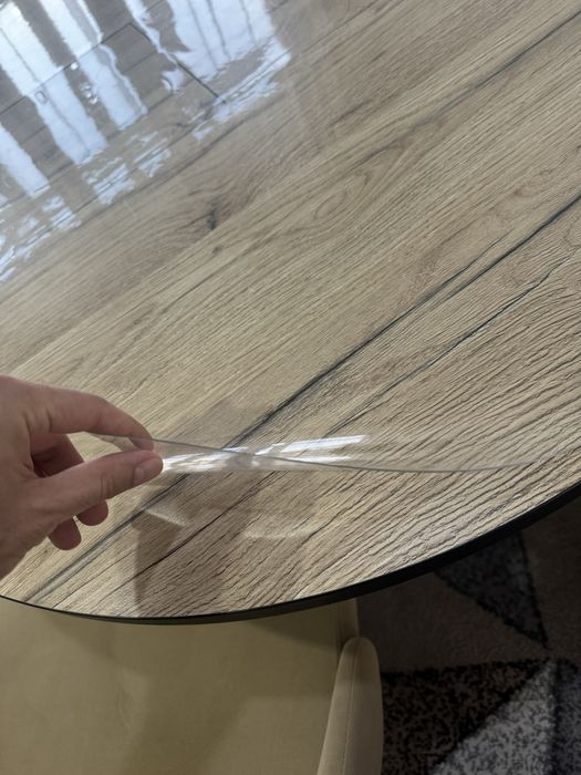 Стол со стульями в хорошем состоянии