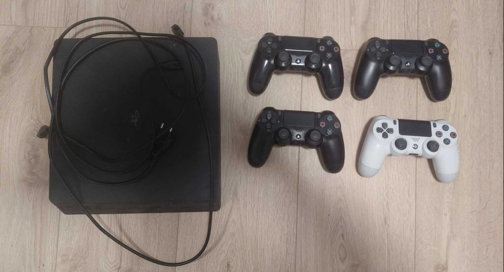 Vand PS4 slim disc + 4 manete de PS4 + 30 jocuri PS4