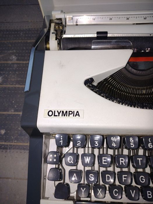 vând mașină de  scris