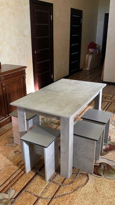 стол + 4 табуреток