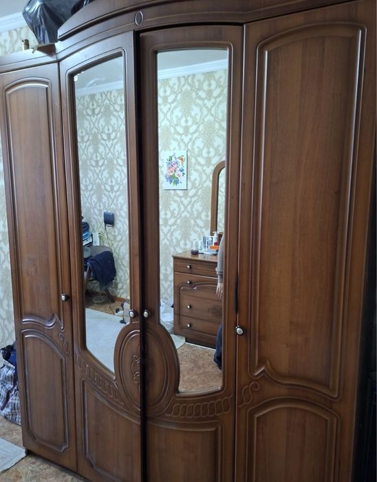 Шифоньер,комод с зеркалом,тумба